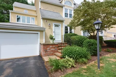 32 Oak Knl #32, North Attleboro, MA 02760