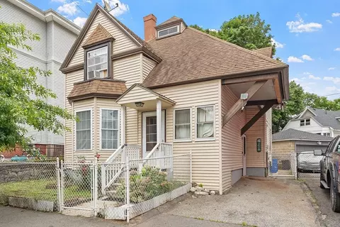 21 Woodbine St, Worcester, MA 01603