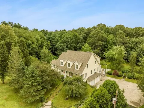 40 Quaker Ln, Acushnet, MA 02743