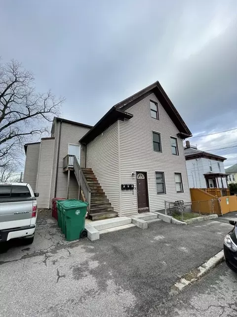 89 3rd St, Lowell, MA 01850