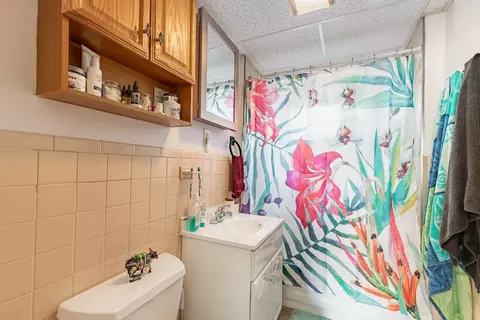 Bath - 5 Oak St, Gloucester, MA 01930 photo 3 of 3