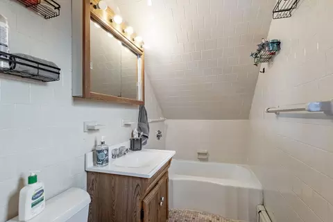 Bath - 5 Oak St, Gloucester, MA 01930 photo 2 of 3