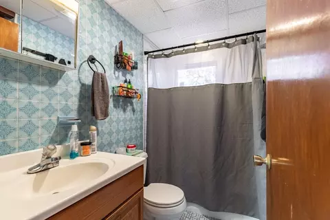 Bath - 5 Oak St, Gloucester, MA 01930 photo 1 of 3