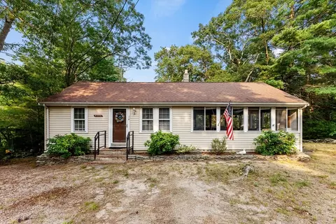 14 Crest St, Plymouth, MA 02360