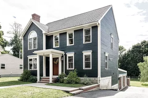43 Oakland St, Amesbury, MA 01913