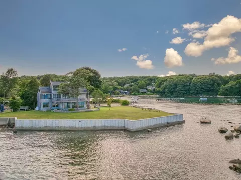 81 Dollivers Nck, Gloucester, MA 01930