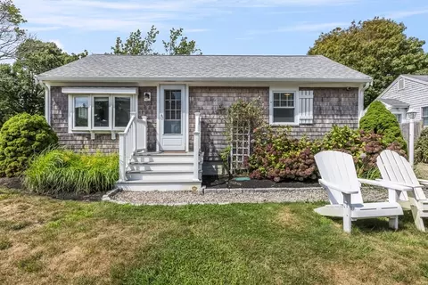 18 Massasoit St, Falmouth, MA 02536