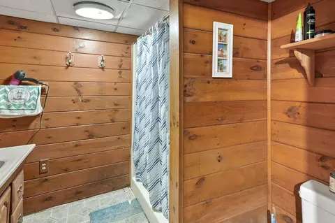 Bath - 8 Royal Rd, Worcester, MA 01603 photo 2 of 2