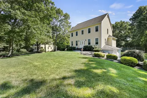 2 Arrowhead Ln, Raynham, MA 02767 photo 3