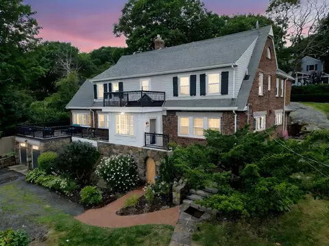 35 Beach Rd, Gloucester, MA 01930