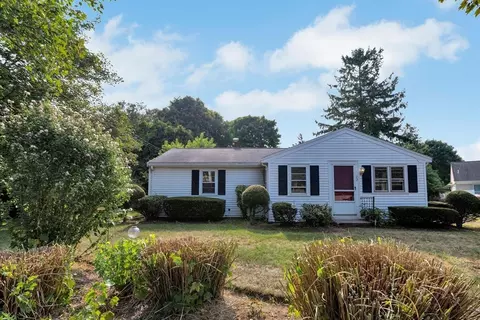 17 Homestead Ln, Falmouth, MA 02536