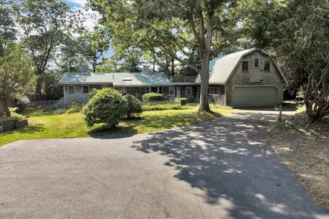 438 Hatchville Rd, Falmouth, MA 02536