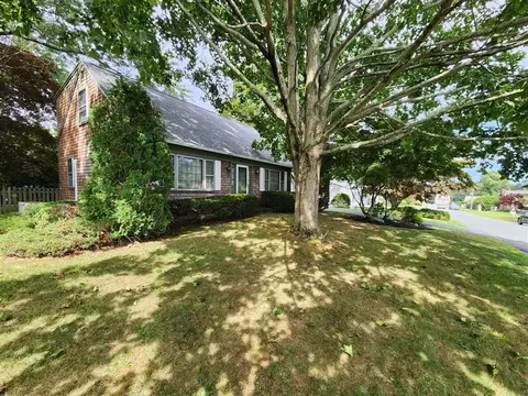 11 Middlefield Pl, Acushnet, MA 02743