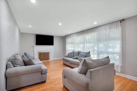 Living - 67 Jeffrey Rd, Springfield, MA 01119 photo 2 of 4