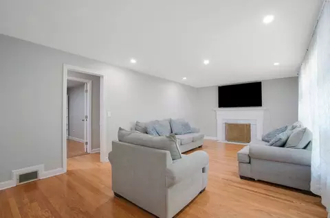 Living - 67 Jeffrey Rd, Springfield, MA 01119 photo 1 of 4