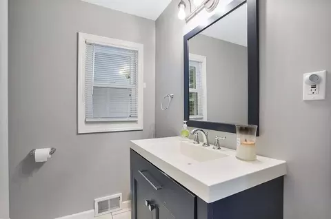 Bath - 67 Jeffrey Rd, Springfield, MA 01119 photo 2 of 3