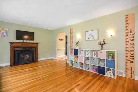 Living - 20 Windsor Dr, Ashland, MA 01721 photo 3 of 4