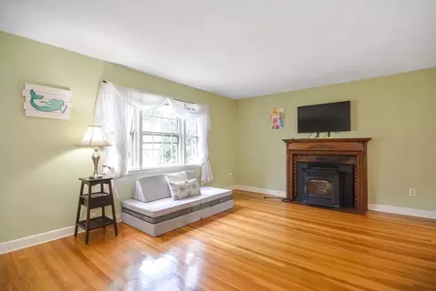 Living - 20 Windsor Dr, Ashland, MA 01721 photo 4 of 4