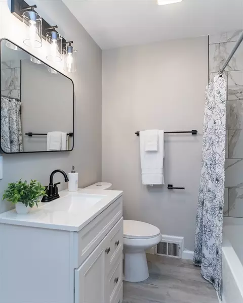 Bath - 7 Gillette Ave, Springfield, MA 01118 photo 2 of 3