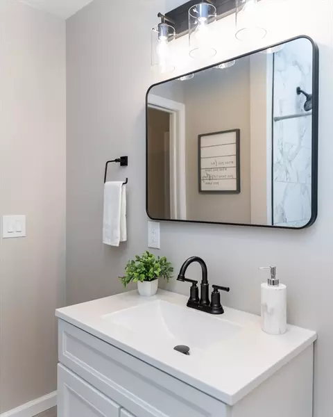 Bath - 7 Gillette Ave, Springfield, MA 01118 photo 1 of 3