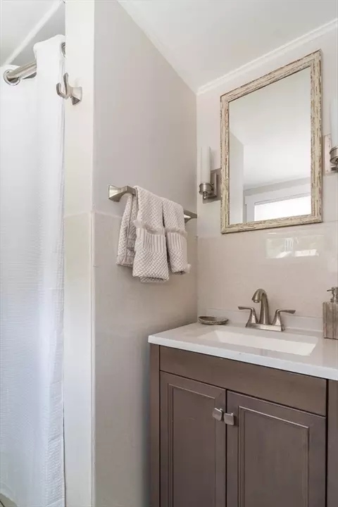 Bath - 6 Cullen Rd, Dover, MA 02030 photo 2 of 2