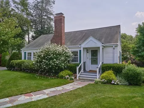 31 Mayflower Cir, Worcester, MA 01606