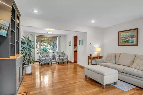 Living - 7 Benoni Dr, Sutton, MA 01590 photo 3 of 4