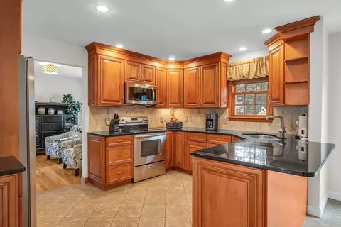 Kitchen - 7 Benoni Dr, Sutton, MA 01590 photo 4 of 5