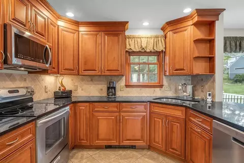 Kitchen - 7 Benoni Dr, Sutton, MA 01590 photo 3 of 5