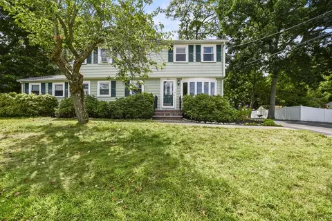 7 Cerqua St, Woburn, MA 01801
