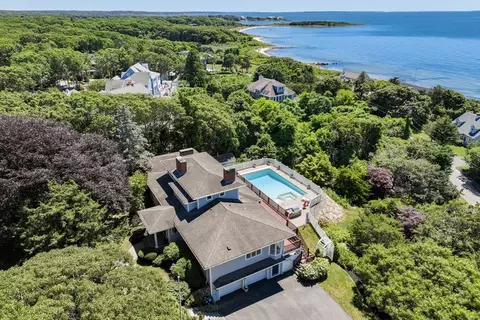 10 Naushon Cir, Falmouth, MA 02540