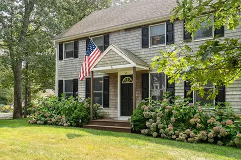 27 Leslies Ln, Oak Bluffs, MA 02557