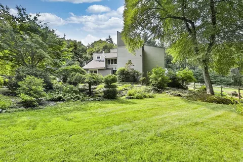 91 Warren Ave, Harvard, MA 01451