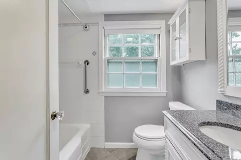 Bath - 95 Fenway Dr, Springfield, MA 01119 photo 2 of 3