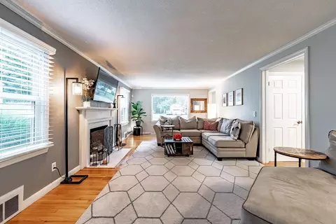 Living - 145 Emerson St, Springfield, MA 01118 photo 2 of 6