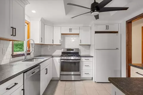30 Jacqueline Ln, Plymouth, MA 02360