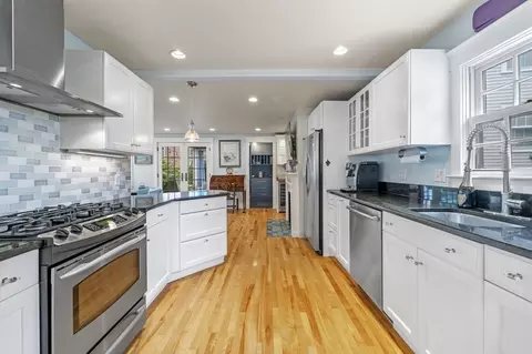 5 Gregory St, Marblehead, MA 01945 photo 9