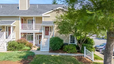 89 Bradford Commons Ln #89, Braintree, MA 02184