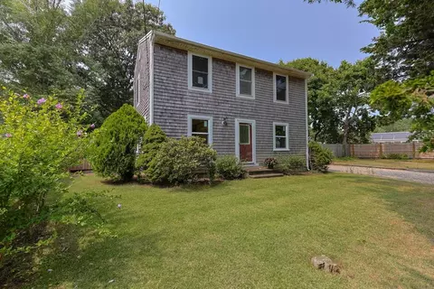 3 Royal Cir, Falmouth, MA 02536