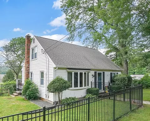 35 Ridgeway St, Holyoke, MA 01040