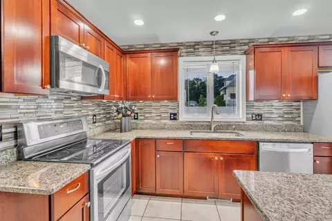 25 Thomas St, Chicopee, MA 01013 photo 9