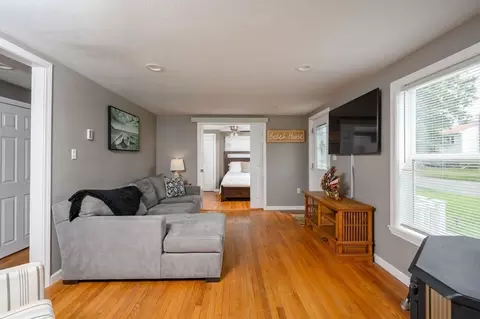 Living - 15 Packard Ave, Hull, MA 02045 photo 2 of 4