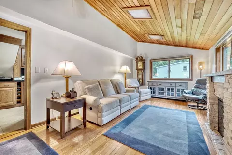 Living - 6 High Plain Cir, Sharon, MA 02067 photo 3 of 4