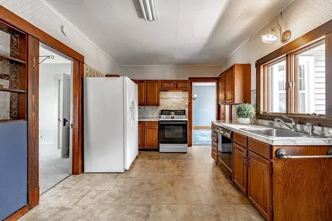 Kitchen - 124 Audubon St, Springfield, MA 01108 photo 2 of 4