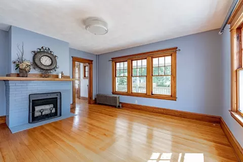Living - 124 Audubon St, Springfield, MA 01108 photo 2 of 6