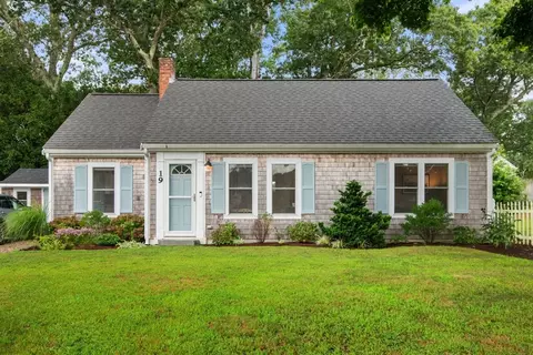 19 Amvets Ave, Falmouth, MA 02540