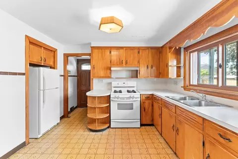 708 Cambridge St, Fall River, MA 02721 photo 12