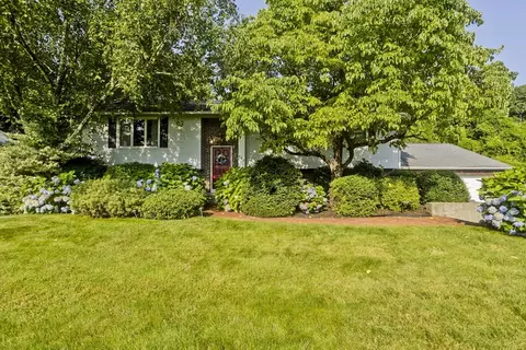 158 Central Park Dr, Holyoke, MA 01040