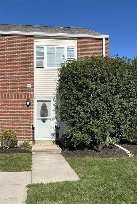 41 Foundry St #11-20, Easton, MA 02375