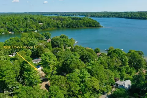 226 Roxy Cahoon Rd, Plymouth, MA 02360